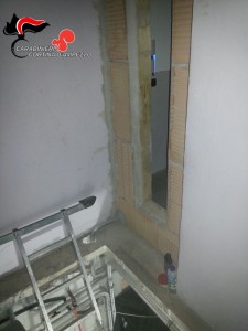 160410 accesso nascosto appartamento 2 (interno intercapedine)