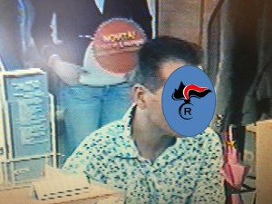 160525 comunicato (truffa del resto) - truffatore ripreso in banca mentre cambia il denaro (1)