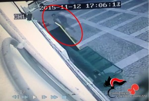 160525 comunicato (truffa del resto) - truffatore ripreso mentre entra in tabaccheria per eseguire il colpo