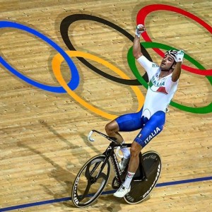 La foto apparsa sul profilo Facebook di Elia Viviani con il post: Anche se fosse un sogno non svegliatemi Please! GOLD GOLD GOLD GOLD GOLD Indescrivibili emozioni! Grazie a tutti quelli che hanno reso questo possibile!"