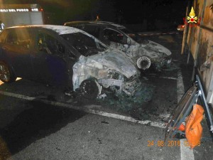 L'incendio delle auto a Puos d'Alpago.
