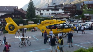 L'eliambulanza del Suem bellunese durante un intervento a San Vito di Cadore