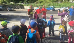 I bimbi del Centro estivo 2016 dell'asilo di San Vito di Cadore a lezione di sicurezza con il Soccorso Alpino