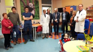Il momento della consegna da parte dell' ABVS alla Pediatria dell’Ospedale San Martino.