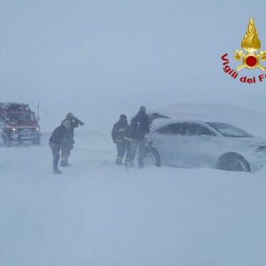 Cortina: auto in difficoltà per la neve, intervengono i  Vigili del Fuoco.