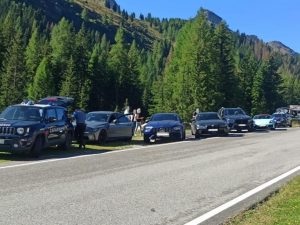Dolomiti: posti di blocco sui passi, ritirate altre dieci patenti dai Carabinieri di Cortina d’Ampezzo.
