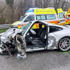Arsiè: scontro fra auto sportiva e furgone,  tre feriti, il conducente della Porsche estratto dall’abitacolo dai i Vigli del Fuoco. Audio